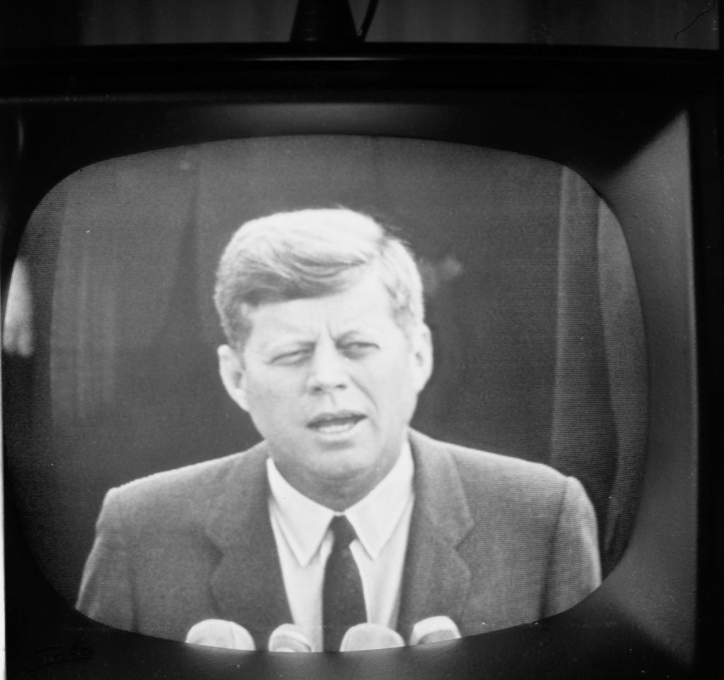 Bad Oldesloe: John F. Kennedy auf einem Schwarz-Weiß-Fernseher während seiner Berlin-Rede vor dem Schöneberger Rathaus, 1963